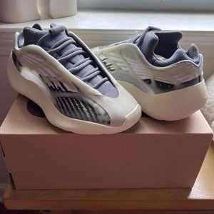 ADIDAS YEEZY 700 V3 SIZE 5